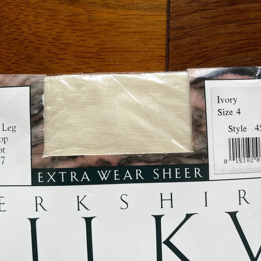 Berkshire Silky Extra Wear Sheer Control Top Sandalfoot Ivory Pantyhose Size 4